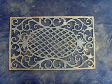 Παλαιά υπαίθρια διακοσμητική μορφή ορθογωνίων Doormat χυτοσιδήρου με το δικτυωτό σχέδιο